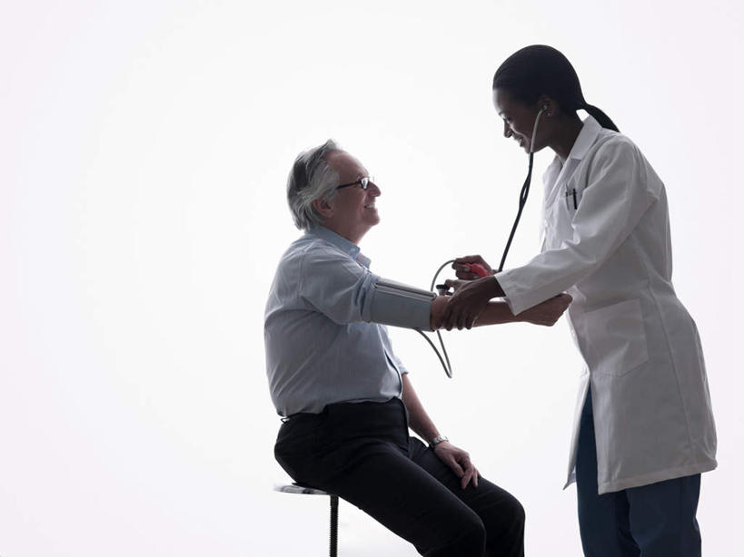 西方人,两个人,医生,病人,站,坐,横图,室内,白天,白色背景,侧面,工作服,制服,椅子,欧洲,非洲,黑人,欧洲人,握,服装,测量,刻度,注视,休闲装,相视,一个,衣服,观察,看,站着,医护人员,医疗人员,休闲,面对面,休闲服,握着,摄影,服饰,影棚,单个,观看,测量工具,对视,察看,医疗设备,血压计,白大褂,关注,医疗器械,相对,相看,量具,量仪,血压表,工作制服,老年男性,年轻女性,女人,女性,白种人,非洲人,大夫,患者,就医者,站立,坐着,半身,彩图,影棚拍摄,工作套服,拍摄