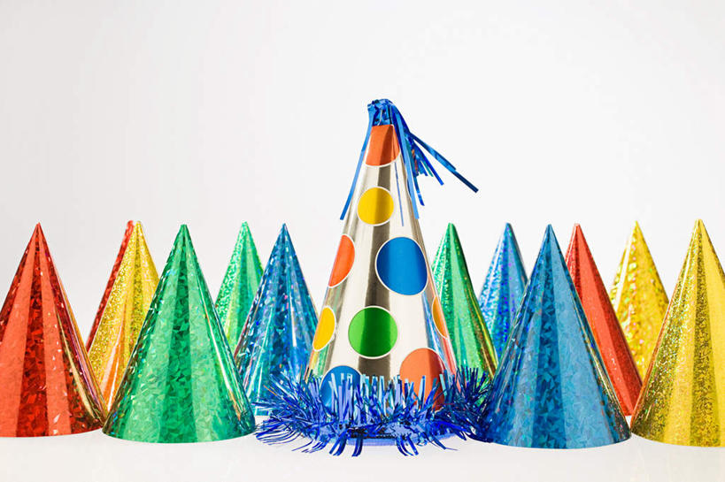 无人,横图,室内,特写,白天,白色背景,正面,静物,帽子,一排,许多,纸质,整齐,生日帽,排列,摄影,影棚,小丑帽,队列,三角帽,狂欢帽,派对帽,聚会帽,纸帽,彩图,影棚拍摄,拍摄