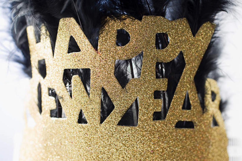 无人,横图,室内,特写,白天,白色背景,正面,静物,皇冠,羽毛,朦胧,模糊,轻盈,庆祝,柔软,装饰,英文,标志,文字,字符,字母,标识,黑色,金色,摄影,影棚,英文字母,华丽,修饰,庆贺,点缀,权威,高贵,祝贺,轻柔,衬托,美观,雅致,雅观,一顶,权力,统治,王冠,彩图,影棚拍摄,拍摄