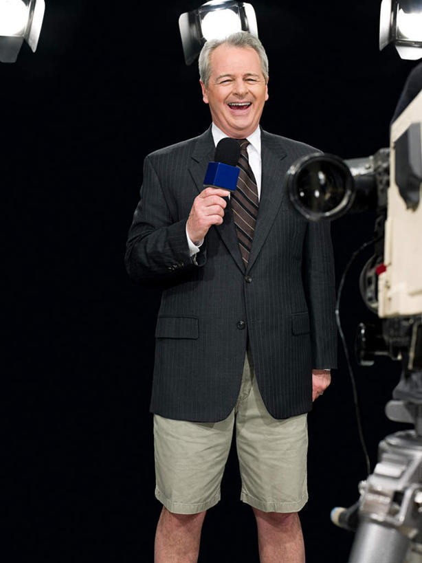 西方人,一个人,站,说,竖图,室内,白天,正面,衬衫,西装,讨论,照明,欧洲,欧洲人,仅一个男性,仅一个人,握,阴影,套装,正装,光线,影子,灯光,领带,摄像机,拿,拿着,注视,职业装,灯,话筒,灯具,观察,看,站着,仅一个老年男性,摄像,握着,媒体,摄影,摄影机,观看,司仪,聚光灯,照亮,察看,演播室,麦克风,象征,庄重,照明设备,关注,扩音器,广播,录像,身份,宣传,主持人,传声器,主持,正式,地位,微音器,电视节目主持人,节目主持人,交流,老年男性,男人,男性,白种人,沟通,讲话,交谈,商讨,说话,谈话,站立,半身,彩图,衬衣