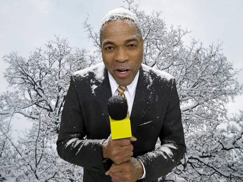 西方人,一个人,记者,站,说,横图,室外,白天,正面,衬衫,西装,讨论,森林,树林,雪,植物,大雪,欧洲,非洲,黑人,欧洲人,仅一个男性,仅一个人,仅一个中年男性,握,套装,正装,冰,积雪,雪景,冬季,冬天,领带,拿,拿着,注视,职业装,树,树木,绿色,自然,话筒,观察,看,站着,寒冷,握着,生长,成长,观看,察看,冰冷,麦克风,抖动,象征,庄重,关注,扩音器,雾凇,身份,传声器,正式,地位,严寒,冰凉,酷寒,凛冽,凛凛,极冷,微音器,颤抖,发抖,股栗,树挂,交流,男人,男性,中年男性,非洲人,新闻工作者,新闻记者,沟通,讲话,交谈,商讨,说话,谈话,站立,半身,彩图,衬衣