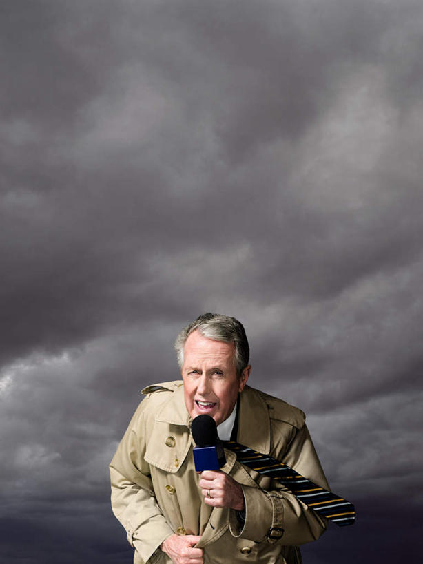 西方人,一个人,站,说,竖图,室外,白天,正面,讨论,欧洲,欧洲人,仅一个男性,仅一个人,握,服装,乌云,云,阴天,云朵,拿,云彩,拿着,注视,休闲装,衣服,天空,话筒,天,观察,看,站着,仅一个老年男性,休闲,休闲服,握着,媒体,服饰,观看,司仪,察看,麦克风,昏暗,阴沉,关注,扩音器,广播,宣传,主持人,传声器,主持,微音器,电视节目主持人,节目主持人,交流,老年男性,男人,男性,白种人,沟通,讲话,交谈,商讨,说话,谈话,站立,半身,彩图