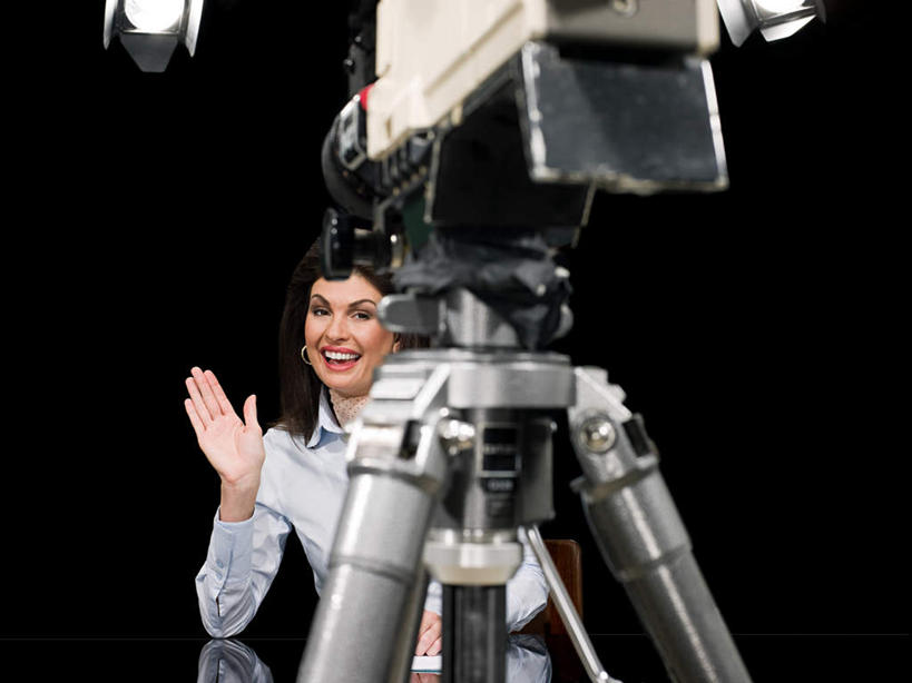 西方人,一个人,坐,举,笑,微笑,露齿笑,横图,室内,白天,正面,桌面,桌子,照明,欧洲,欧洲人,仅一个女性,仅一个人,阴影,反射,光线,木制,影子,灯光,摄像机,挥手,注视,再见,灯,木制品,灯具,观察,看,手势,托,招手,仅一个中年女性,摄像,媒体,摄影,摄影机,告别,观看,司仪,聚光灯,照亮,察看,演播室,照明设备,关注,广播,录像,宣传,摆动,主持人,主持,离别,辞行,电视节目主持人,节目主持人,女人,女性,中年女性,白种人,举起,举手,举着,向上举,向上伸,向上托,坐着,半身,彩图