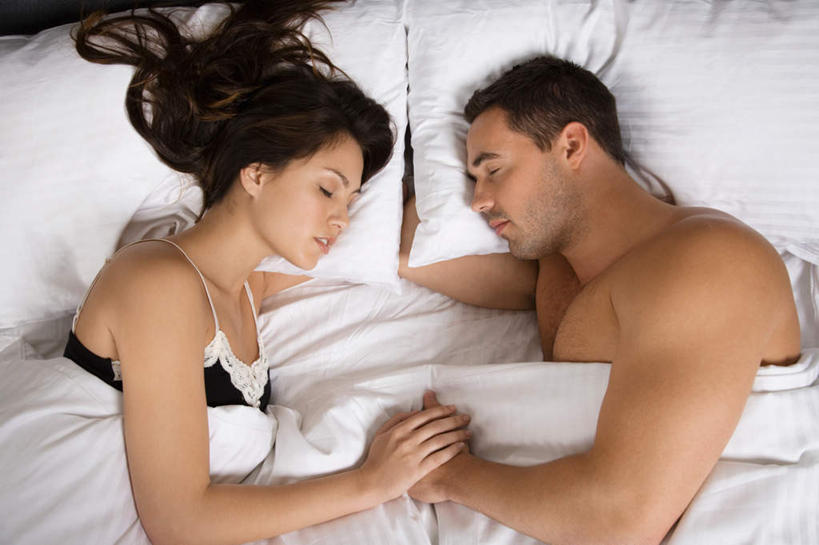 西方人,两个人,夫妻,躺,闭眼,握手,睡,横图,俯视,室内,白天,爱情,床,靠垫,卧室,吊带,欧洲,欧洲人,双人床,床单,靠枕,浪漫,吊带衫,被子,裸露,垫子,枕头,恩爱,恋人,被单,裸,卧着,男人,男性,年轻男性,年轻女性,女人,女性,白种人,夫妇,情侣,闭眼睛,闭着眼,闭着眼睛,搀手,困,困觉,拉手,寝息,手拉手,手握手,睡觉,躺着,卧,半身,彩图,高角度拍摄,睡房,卧房,伴侣