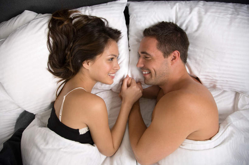 西方人,两个人,夫妻,躺,握手,笑,微笑,露齿笑,横图,俯视,室内,白天,爱情,床,靠垫,卧室,吊带,欧洲,欧洲人,双人床,床单,靠枕,浪漫,吊带衫,被子,裸露,相视,垫子,枕头,面对面,恩爱,恋人,对视,被单,裸,相对,相看,卧着,男人,男性,年轻男性,年轻女性,女人,女性,白种人,夫妇,情侣,搀手,拉手,手拉手,手握手,躺着,卧,半身,彩图,高角度拍摄,睡房,卧房,伴侣