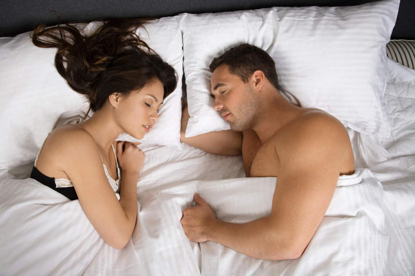 西方人,两个人,夫妻,躺,闭眼,握手,睡,横图,俯视,室内,白天,爱情,床,靠垫,卧室,吊带,欧洲,欧洲人,双人床,床单,靠枕,浪漫,吊带衫,被子,裸露,垫子,枕头,恩爱,恋人,被单,裸,卧着,男人,男性,年轻男性,年轻女性,女人,女性,白种人,夫妇,情侣,闭眼睛,闭着眼,闭着眼睛,搀手,困,困觉,拉手,寝息,手拉手,手握手,睡觉,躺着,卧,半身,彩图,高角度拍摄,睡房,卧房,伴侣