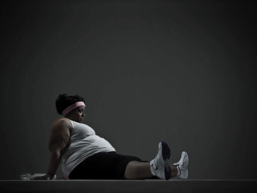 西方人,肥胖,一个人,坐,横图,室内,白天,侧面,运动服,运动鞋,锻炼,运动,鞋子,欧洲,非洲,黑人,欧洲人,仅一个女性,仅一个人,撑,阴影,灰色背景,服装,反射,影子,注视,衣服,观察,看,仅一个中年女性,休息,摄影,服饰,影棚,观看,休闲鞋,察看,撑着,衣着,穿着,关注,歇息,肥,胖,衣饰,苏息,体育,女人,女性,中年女性,非洲人,坐着,彩图,全身,影棚拍摄,健身,拍摄,运动装,头带