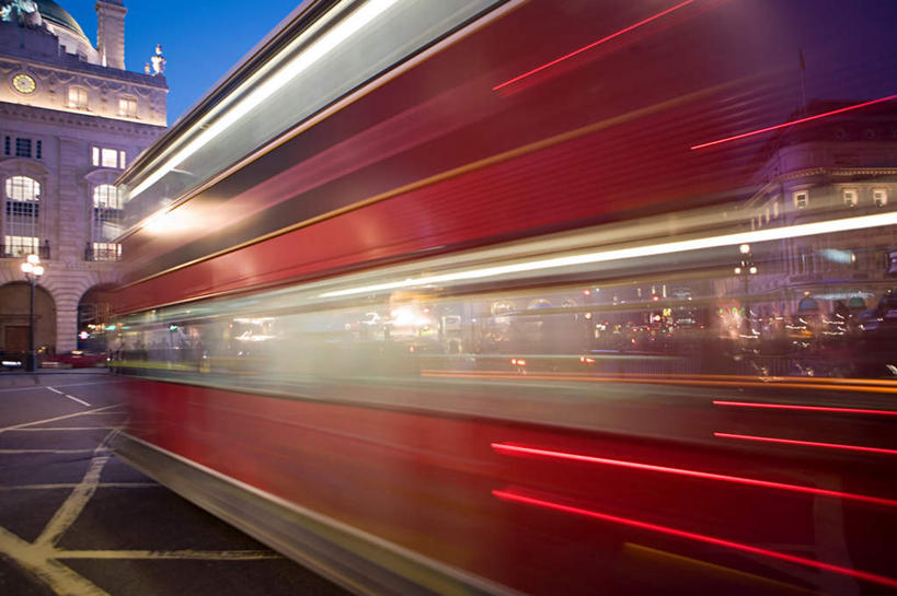 无人,家,横图,室外,白天,正面,度假,美景,窗户,城市风光,城市,道路,路,路灯,公路,公共汽车,照明,英国,欧洲,伦敦,阴影,朦胧,模糊,光线,影子,房屋,墙,屋子,景观,公寓,灯光,分界线,巴士,停车线,公交车,交通,首都,娱乐,洋房,楼房,皮卡迪利广场,玻璃窗,墙壁,墙面,住宅,车,灯,蓝色,蓝天,天空,黄昏,交通工具,天,享受,休闲,景色,放松,晴朗,车行道,车行道分界线,照亮,照明设备,西欧,载具,标线,大不列颠,曝光,车行线,大不列颠及北爱尔兰联合王国,万里无云,大不列颠联合王国,日不落英帝国,雾都,薄暮,暴光,晴空,晴空万里,马路,彩图,傍晚,房子