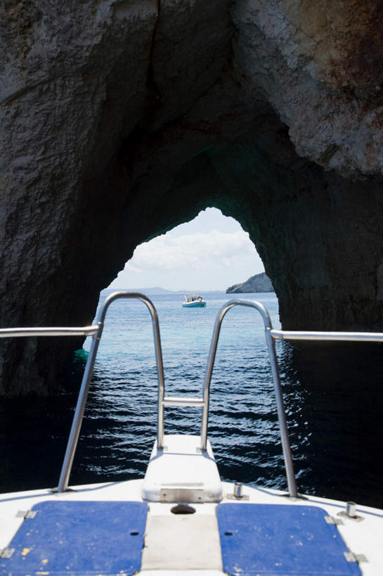 无人,竖图,室外,白天,正面,旅游,度假,河流,美景,水,轮船,船,希腊,欧洲,一艘,阴影,波纹,光线,影子,洞,河水,景观,水流,涟漪,娱乐,倒影,水纹,阳光,自然,交通工具,波浪,享受,休闲,景色,放松,洞穴,倒映,自然风光,载具,穴,希腊共和国,水晕,反照,爱奥尼亚群岛,伊奥尼亚群岛,扎金索斯,扎金索斯岛,彩图