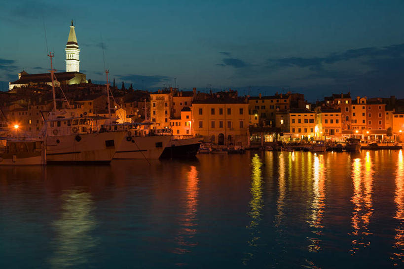 无人,家,横图,室外,白天,正面,度假,河流,美景,日落,水,城市风光,城市,道路,轮船,船,欧洲,克罗地亚,朦胧,模糊,信息,房屋,屋子,河水,景观,水流,晚霞,霞光,落日,公寓,灯塔,交通,方向,娱乐,洋房,楼房,住宅,黄昏,交通工具,享受,休闲,景色,彩霞,放松,引导,指引,载具,克罗地亚共和国,航标,夕照,罗维尼,伊斯特利亚省,伊斯特利亚,夕阳,彩图,房子,导航,斜阳