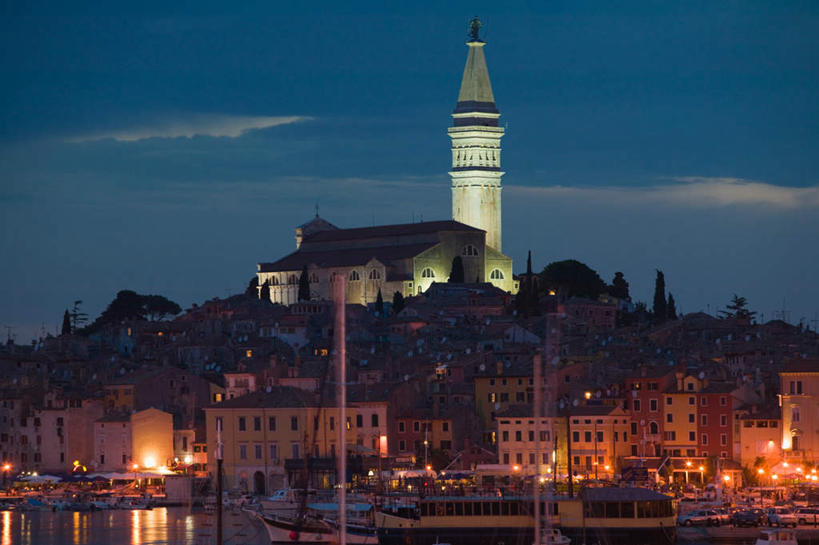 无人,家,横图,室外,白天,仰视,度假,河流,美景,日落,水,城市风光,城市,道路,轮船,船,欧洲,克罗地亚,朦胧,模糊,信息,房屋,屋子,河水,景观,水流,晚霞,霞光,落日,公寓,灯塔,交通,方向,娱乐,洋房,楼房,住宅,黄昏,交通工具,享受,休闲,景色,彩霞,放松,引导,指引,载具,克罗地亚共和国,航标,夕照,罗维尼,伊斯特利亚省,伊斯特利亚,夕阳,彩图,低角度拍摄,房子,导航,斜阳