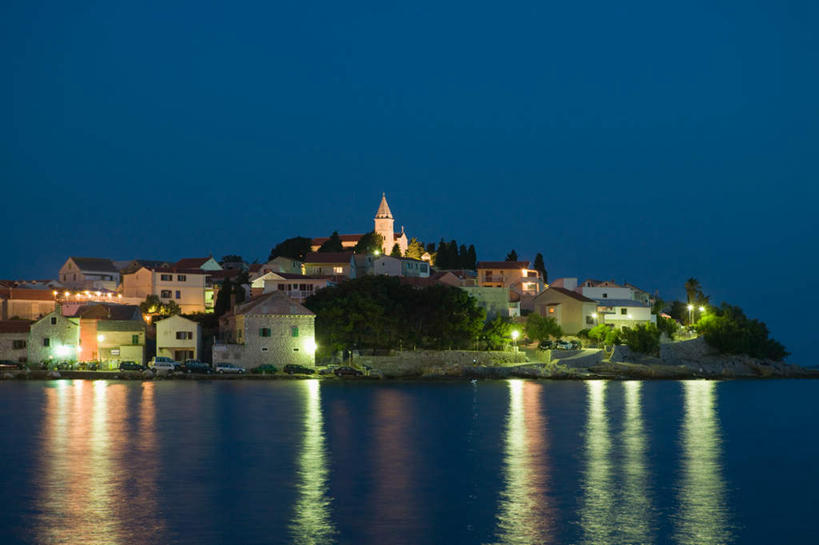 无人,家,教堂,横图,室外,夜晚,正面,度假,河流,美景,水,城市风光,城市,欧洲,克罗地亚,阴影,节日,光线,影子,房屋,屋子,河水,景观,水流,灯光,文化,娱乐,楼房,住宅,祈祷,享受,休闲,健康,景色,放松,许愿,宗教,信仰,纪念,祈求,信念,克罗地亚共和国,达尔马提亚,达尔马提亚群岛,平安,彩图,房子,大教堂,礼拜堂