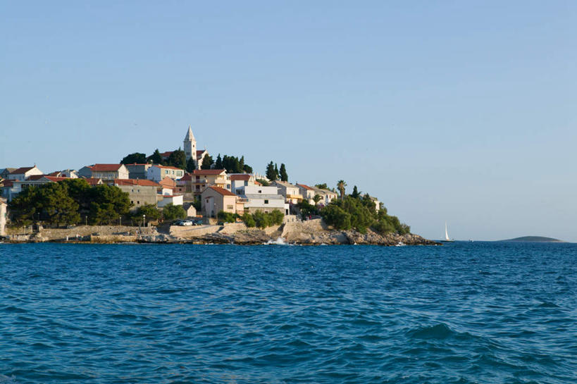 无人,家,教堂,横图,室外,白天,正面,度假,河流,美景,水,城市风光,城市,欧洲,克罗地亚,节日,房屋,屋子,河水,景观,水流,文化,娱乐,楼房,住宅,蓝色,蓝天,天空,天,祈祷,享受,休闲,健康,景色,放松,许愿,宗教,信仰,晴朗,纪念,祈求,信念,万里无云,克罗地亚共和国,达尔马提亚,达尔马提亚群岛,平安,晴空,晴空万里,彩图,房子,大教堂,礼拜堂