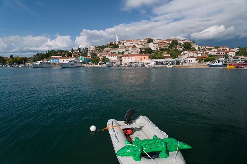 无人,家,横图,室外,白天,正面,度假,河流,美景,水,植物,城市风光,城市,船,欧洲,克罗地亚,一艘,阴影,光线,影子,房屋,屋子,河水,景观,水流,云,云朵,公寓,云彩,娱乐,洋房,楼房,住宅,树,树木,蓝色,绿色,白云,蓝天,天空,阳光,自然,交通工具,天,享受,休闲,景色,放松,生长,晴朗,成长,载具,气垫船,克罗地亚共和国,伊斯特利亚省,伊斯特利亚,晴空,彩图,房子