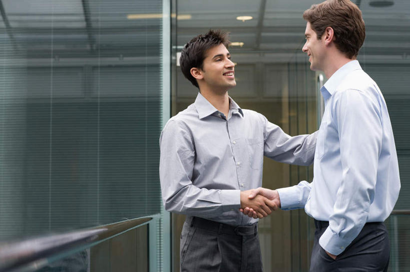 东方人,两个人,同事,商务人士,商务男性,高楼大厦,栏杆,站,握手,笑,微笑,露齿笑,横图,室外,白天,侧面,衬衫,成功,办公楼,合作,团队,集体,信心,窗户,落地窗,大厦,建筑,摩天大楼,写字楼,亚洲,握,套装,朦胧,模糊,扶手,注视,黄种人,队伍,护栏,玻璃窗,楼宇,观察,看,站着,商务楼,握着,观看,察看,领导,双手插袋,成就,关注,插袋,商务装,手插袋,合伙,领袖,工薪阶层,双手抄兜,双手放兜,男人,男性,年轻男性,亚洲人,白领,上班族,插兜,搀手,拉手,两手抄兜,两手放兜,手插兜,手放口袋,手拉手,手握手,站立,半身,彩图,衬衣,大楼,高层建筑,高楼,摩天楼,手抄兜