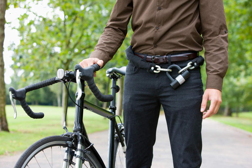 西方人,一个人,商务人士,商务男性,站,横图,室外,白天,正面,衬衫,安全,草地,草坪,植物,道路,路,自行车,欧洲,欧洲人,仅一个男性,仅一个人,一辆,握,套装,环保,小路,防护,交通,车,脚踏车,锁,草,树,树木,仅一个年轻男性,泊车,停车,绿色,自然,交通工具,站着,握着,停车位,车位,生长,能源,成长,保护,回收,资源,双手插袋,载具,插袋,保险,商务装,私密,手插袋,利用,工薪阶层,低碳,循环,双手抄兜,双手放兜,保全,周全,安稳,安定,防盗,持续,车位锁,平安,男人,男性,年轻男性,白种人,白领,上班族,插兜,两手抄兜,两手放兜,手插兜,手放口袋,站立,半身,彩图,衬衣,手抄兜