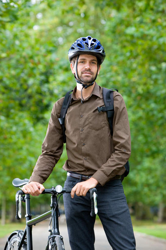 西方人,一个人,商务人士,商务男性,站,竖图,室外,白天,正面,衬衫,植物,自行车,帽子,欧洲,欧洲人,仅一个男性,仅一个人,一辆,握,套装,环保,包,头盔,旅行包,注视,车,脚踏车,树,树木,仅一个年轻男性,绿色,自然,安全帽,背包,交通工具,观察,看,站着,握着,生长,能源,成长,观看,回收,资源,察看,双手插袋,关注,载具,插袋,商务装,手插袋,利用,工薪阶层,低碳,循环,双手抄兜,双手放兜,旅游包,持续,男人,男性,年轻男性,白种人,白领,上班族,插兜,两手抄兜,两手放兜,手插兜,手放口袋,站立,半身,彩图,衬衣,双肩包,手抄兜