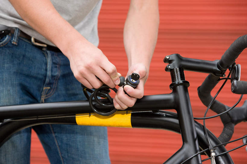 西方人,手,一个人,站,横图,室外,特写,白天,正面,安全,自行车,欧洲,欧洲人,双手,仅一个男性,仅一个人,一辆,握,裤子,环保,墙,防护,拿,拿着,牛仔裤,墙壁,墙面,车,脚踏车,锁,仅一个年轻男性,泊车,停车,交通工具,站着,手部,握着,停车位,车位,能源,保护,回收,资源,载具,保险,私密,利用,低碳,循环,保全,周全,安稳,安定,防盗,持续,车位锁,平安,男人,男性,年轻男性,白种人,站立,半身,彩图