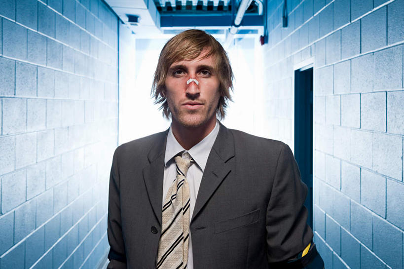 西方人,鼻子,一个人,商务人士,商务男性,站,横图,室内,白天,正面,衬衫,天花板,欧洲,欧洲人,仅一个男性,仅一个人,阴影,套装,反射,影子,墙,领带,注视,墙壁,墙面,仅一个年轻男性,一个,医疗用品,观察,看,站着,治疗,单个,观看,察看,医疗,医疗设备,关注,胶布,商务装,工薪阶层,止血,损伤,苯扎氯铵贴,男人,男性,年轻男性,白种人,鼻,鼻孔,白领,上班族,绷带,创可贴,站立,半身,彩图,衬衣