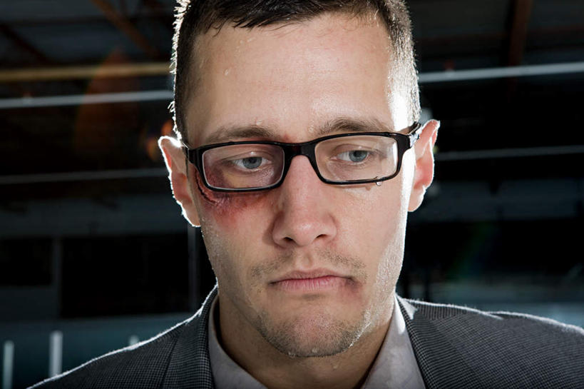 西方人,脸,头,眼睛,脸颊,眉毛,睫毛,一个人,商务人士,商务男性,站,横图,室内,特写,白天,正面,衬衫,欧洲,欧洲人,瞳孔,仅一个男性,仅一个人,套装,眼镜,注视,仅一个年轻男性,观察,看,站着,眼部,观看,察看,关注,商务装,近视眼镜,工薪阶层,伤害,损伤,毁伤,损害,男人,男性,年轻男性,白种人,头部,睫,脸部,脸蛋,眉,面部,眼,眼睫毛,眼眉,白领,上班族,站立,半身,彩图,衬衣,侵害,眼眉毛