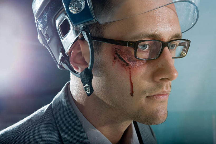 西方人,脸,头,眼睛,脸颊,眉毛,睫毛,一个人,商务人士,商务男性,站,横图,室内,特写,白天,侧面,衬衫,帽子,欧洲,欧洲人,瞳孔,仅一个男性,仅一个人,套装,头盔,眼镜,注视,仅一个年轻男性,安全帽,观察,看,站着,血液,眼部,观看,察看,关注,商务装,近视眼镜,工薪阶层,伤害,损伤,毁伤,损害,男人,男性,年轻男性,白种人,头部,睫,脸部,脸蛋,眉,面部,眼,眼睫毛,眼眉,白领,上班族,站立,半身,彩图,衬衣,侵害,眼眉毛