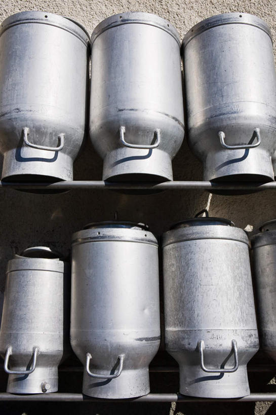 无人,竖图,室外,白天,正面,瑞士,欧洲,一排,许多,整齐,并列,并排,铁桶,桶,很多,排列,容器,储藏,储存,队列,平行,中欧,瑞士联邦,彩图,贮存