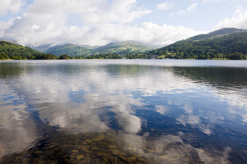 无人,横图,室外,白天,正面,旅游,度假,草地,草坪,湖,湖泊,石头,美景,山,山脉,水,植物,英国,欧洲,阴影,波纹,光线,石子,影子,湖面,景观,山峰,水流,水面,云,云朵,涟漪,山峦,云彩,娱乐,英格兰,草,树,树木,蓝色,绿色,白云,倒影,蓝天,水纹,天空,阳光,自然,波浪,湖水,群山,天,享受,休闲,景色,放松,生长,晴朗,成长,倒映,西欧,自然风光,大不列颠,大不列颠及北爱尔兰联合王国,水晕,大不列颠联合王国,日不落英帝国,反照,英吉利,坎布里亚,坎布里亚郡,温德米尔湖,石块,岩石,晴空,彩图