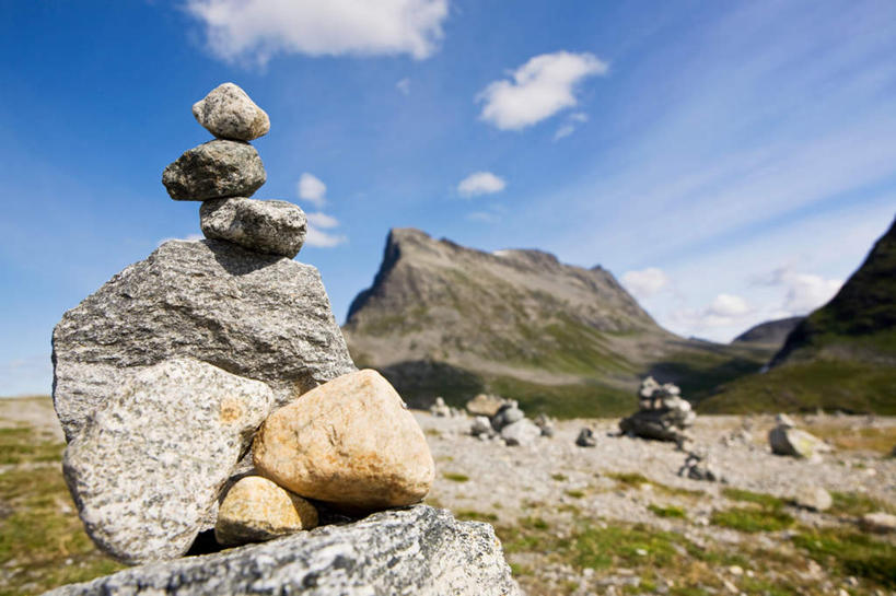 无人,横图,室外,白天,仰视,旅游,度假,草地,草坪,石头,美景,山,山脉,植物,挪威,欧洲,阴影,光线,石子,影子,景观,山峰,云,云朵,山峦,云彩,娱乐,草,蓝色,绿色,白云,蓝天,天空,阳光,自然,群山,天,享受,休闲,鹅卵石,景色,放松,晴朗,斯堪的纳维亚,自然风光,北欧,斯堪的那维亚,斯堪的那维亚半岛,斯堪的纳维亚半岛,按摩石,挪威王国,默勒.鲁姆斯达尔,默勒.鲁姆斯达尔郡,石块,晴空,彩图,低角度拍摄