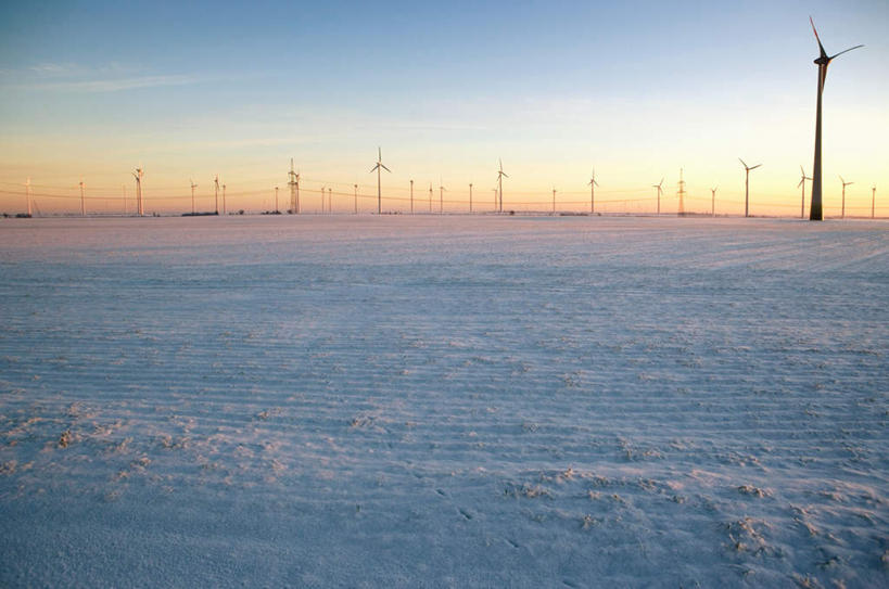 无人,横图,室外,白天,正面,旅游,度假,农业,风能,风力发电机,日出,美景,太阳,雪,大雪,风车,许多,环保,电力,地平线,积雪,景观,雪景,冬季,冬天,辽阔,地面,朝霞,晨曦,黎明,娱乐,设备,阳光,自然,享受,休闲,广阔,发电,机械,景色,放松,寒冷,工业,能源,一望无际,资源,风力机,自然风光,延伸,利用,低碳,天地相交,严寒,无边无际,一马平川,风力发电,朝阳,彩图,破晓