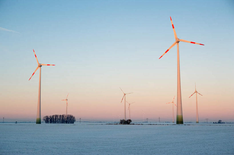 无人,横图,室外,白天,仰视,旅游,度假,农业,风能,风力发电机,日出,美景,太阳,雪,大雪,风车,许多,环保,电力,地平线,积雪,景观,雪景,冬季,冬天,辽阔,地面,朝霞,晨曦,黎明,娱乐,设备,阳光,自然,享受,休闲,广阔,发电,机械,景色,放松,寒冷,工业,能源,一望无际,资源,风力机,自然风光,延伸,利用,低碳,天地相交,严寒,无边无际,一马平川,风力发电,朝阳,彩图,低角度拍摄,破晓