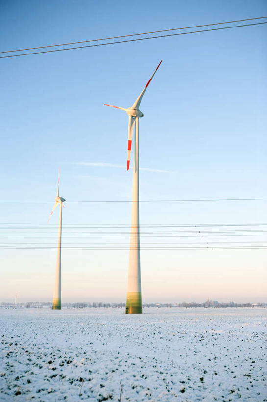 无人,竖图,室外,白天,仰视,旅游,度假,农业,风能,风力发电机,日出,美景,太阳,雪,大雪,风车,许多,环保,电力,地平线,积雪,景观,雪景,冬季,冬天,辽阔,地面,朝霞,晨曦,黎明,娱乐,设备,阳光,自然,享受,休闲,广阔,发电,机械,景色,放松,寒冷,工业,能源,一望无际,资源,风力机,自然风光,延伸,利用,低碳,天地相交,严寒,无边无际,一马平川,风力发电,朝阳,彩图,低角度拍摄,破晓