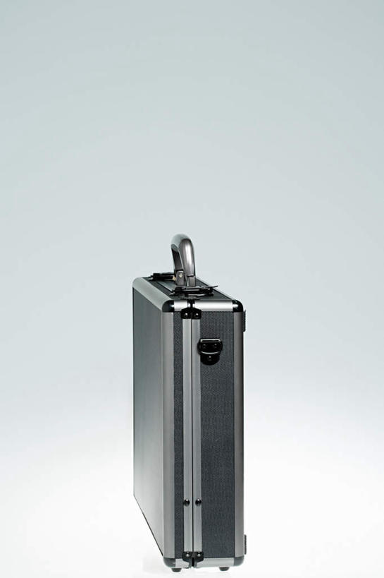 无人,竖图,室内,特写,白天,白色背景,正面,桌面,桌子,静物,木制,包,公文包,一个,黑色,木制品,摄影,影棚,单个,公事包,彩图,影棚拍摄,拍摄