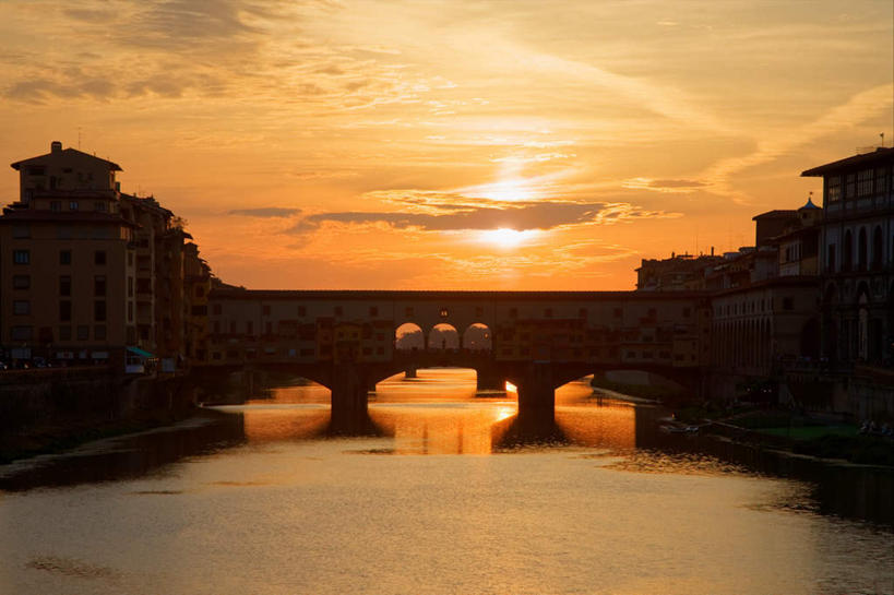 无人,家,横图,室外,白天,正面,旅游,度假,河流,石头,日落,水,标志建筑,地标,建筑,意大利,佛罗伦萨,欧洲,阴影,光线,石子,影子,房屋,屋子,河水,水流,晚霞,霞光,落日,公寓,桥,背光,娱乐,建设,石桥,洋房,楼房,拱桥,住宅,栈桥,倒影,阳光,黄昏,享受,休闲,旅游胜地,彩霞,放松,拱形,人行桥,石拱桥,倒映,托斯卡纳,南欧,逆光,意大利共和国,首府,百花之城,翡冷翠,托斯卡纳大区,夕照,反照,旧桥,老桥,维琪奥桥,石块,夕阳,彩图,房子,斜阳