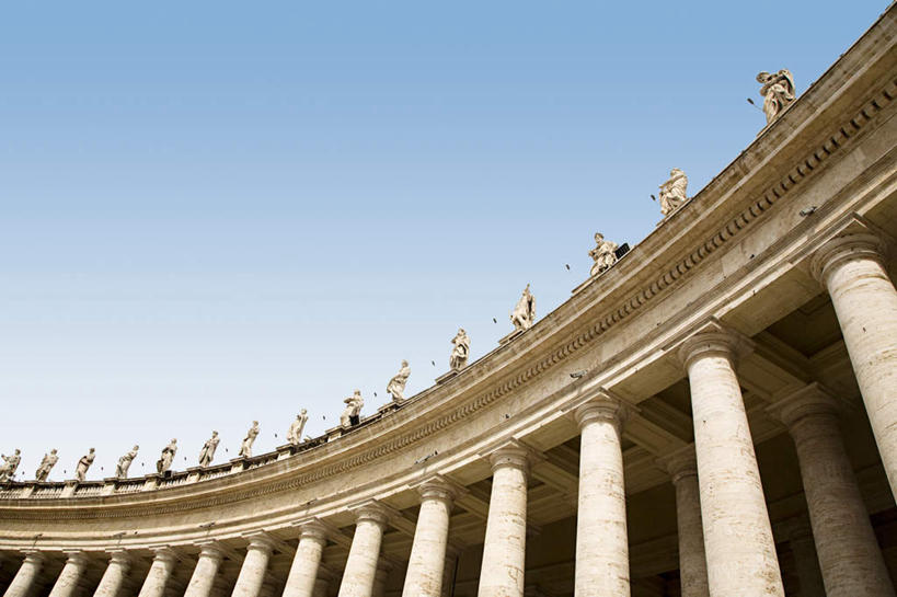 无人,横图,室外,白天,仰视,旅游,度假,石头,名胜古迹,标志建筑,地标,建筑,雕塑,欧洲,梵蒂冈,一排,阴影,遗迹,艺术,整齐,装饰,光线,雕刻,雕像,石子,影子,柱子,首都,古迹,文物,娱乐,建设,古建筑,排列,蓝色,蓝天,天空,阳光,工艺品,天,享受,休闲,旅游胜地,放松,晴朗,纪念,美术,队列,南欧,主题,陈列,古文明,梵蒂冈城,圣彼得广场,万里无云,功能,美学,梵蒂冈城国,石块,晴空,晴空万里,彩图,低角度拍摄