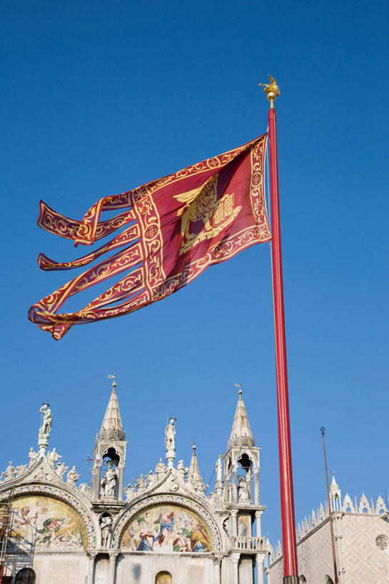 无人,教堂,竖图,室外,白天,正面,旅游,度假,标志建筑,地标,建筑,旗帜,意大利,欧洲,威尼斯,阴影,节日,光线,影子,文化,娱乐,旗子,建设,蓝色,蓝天,天空,阳光,天,祈祷,享受,休闲,健康,旅游胜地,放松,许愿,宗教,信仰,晴朗,纪念,祈求,基督教,南欧,天主教,信念,圣马克广场,万里无云,意大利共和国,旌旗,旗号,威尼斯中心广场,平安,晴空,晴空万里,彩图,大教堂,礼拜堂