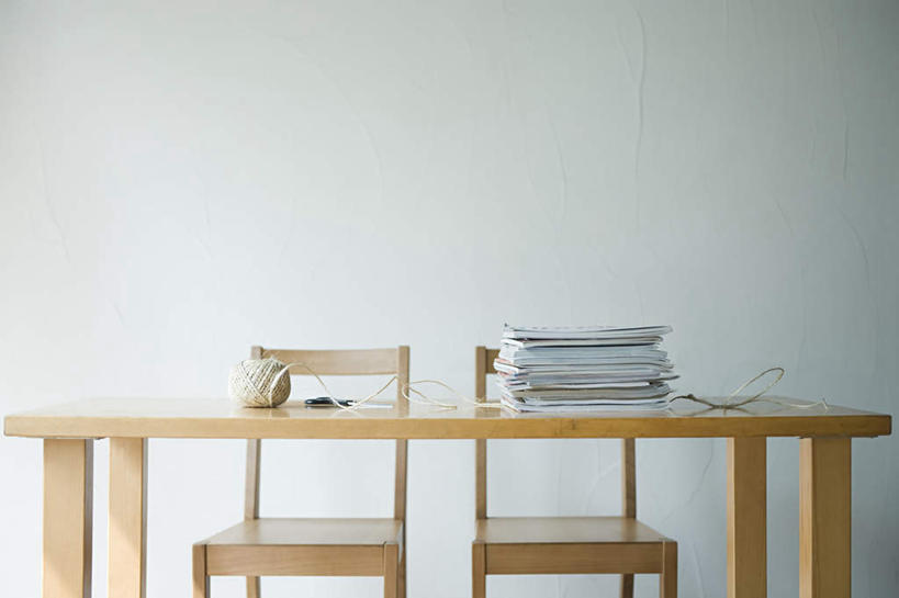 无人,横图,室内,白天,正面,桌面,桌子,椅子,一堆,许多,堆叠,堆积,灰色背景,木制,材料,档案,文件,木椅,两把,木制品,资料,摄影,影棚,堆,文档,彩图,影棚拍摄,拍摄