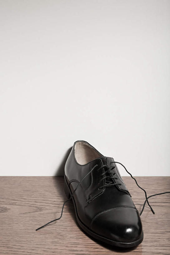 无人,竖图,室内,特写,白天,白色背景,正面,鞋,桌子,静物,鞋子,阴影,反射,影子,皮革,书桌,一只,黑色,课桌,摄影,影棚,彩图,影棚拍摄,皮鞋,拍摄