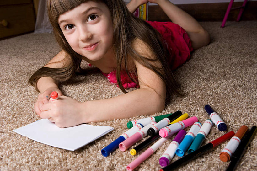 西方人,儿童,一个人,笑,微笑,横图,彩色,室内,白天,正面,绘画,纯洁,地毯,欧洲,欧洲人,仅一个女性,仅一个人,握,服装,装饰,编织,笔,纸,手工艺品,办公用品,织物,拿,拿着,注视,休闲装,文具,小孩,衣服,学习用品,工艺品,观察,看,趴着,仅一个小孩,休闲,休闲服,可爱,童年,童趣,握着,服饰,观看,五颜六色,华丽,修饰,文具用品,色彩斑斓,点缀,察看,关注,水彩笔,五彩缤纷,童真,烂漫,无邪,衬托,美观,雅致,雅观,五彩斑斓,五光十色,天真,女孩,女人,女性,白种人,孩子,画画,趴,半身,彩图,女生