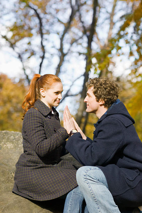 西方人,两个人,夫妻,坐,笑,微笑,露齿笑,竖图,室外,白天,侧面,爱情,树林,植物,欧洲,欧洲人,服装,朦胧,模糊,浪漫,祝福,注视,休闲装,相视,树,树木,虔诚,衣服,蓝色,绿色,蓝天,天空,自然,天,观察,看,祈祷,双手合十,休闲,面对面,休闲服,恩爱,恋人,服饰,生长,晴朗,成长,观看,对视,察看,关注,感谢,相对,合掌,万里无云,相看,合十礼,合掌礼,合十,莲华合掌,感恩,男人,男性,女人,女性,中年男性,中年女性,白种人,夫妇,情侣,晴空,晴空万里,坐着,半身,彩图,伴侣