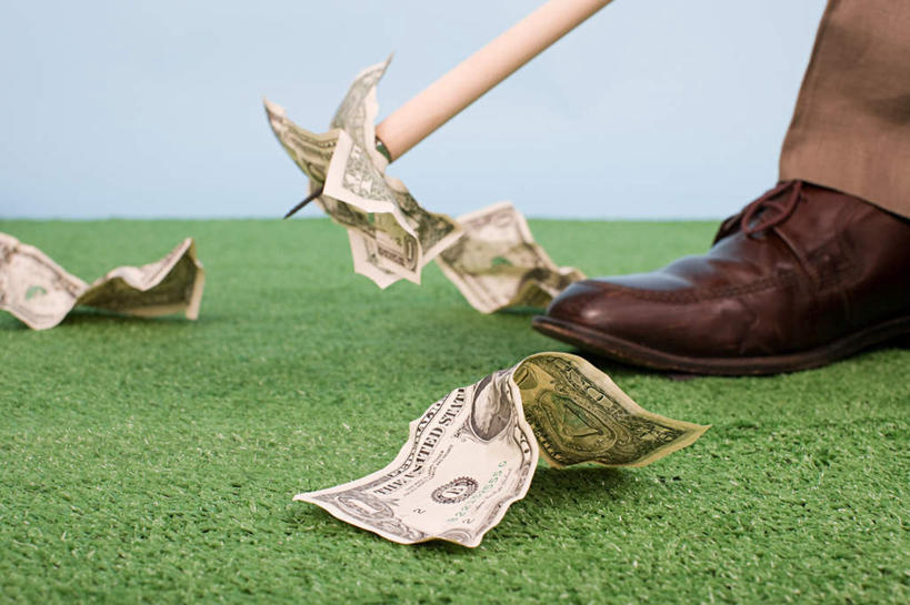 西方人,腿部,腿,一个人,站,横图,室外,特写,白天,侧面,鞋,钱,美元,草地,草坪,植物,鞋子,欧洲,欧洲人,仅一个男性,仅一个人,阴影,蓝色背景,裤子,装饰,褶皱,反射,木棒,钱币,影子,皮革,美金,凌乱,草,仅一个年轻男性,绿色,假花,站着,钞票,金融,纸币,摄影,影棚,经济,华丽,修饰,点缀,混乱,美圆,流通,纸钞,贸易,衬托,美观,雅致,雅观,纷乱,缭乱,庞杂,货币,现金,男人,男性,年轻男性,白种人,站立,半身,彩图,影棚拍摄,皮鞋,拍摄,仿真花,人造花