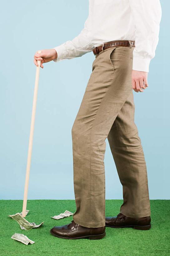 西方人,一个人,站,竖图,室内,白天,侧面,鞋,钱,鞋子,欧洲,欧洲人,仅一个男性,仅一个人,绿色背景,工具,钱币,皮革,站着,仅一个老年男性,器械,钞票,金融,纸币,摄影,影棚,经济,拐杖,医疗器械,流通,纸钞,贸易,辅助设备,前臂拐,货币,现金,老年男性,男人,男性,白种人,站立,半身,彩图,影棚拍摄,皮鞋,拍摄