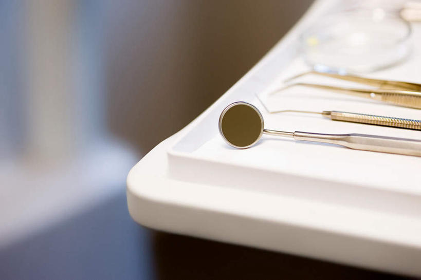 无人,横图,室内,特写,白天,正面,镜子,桌面,桌子,静物,一排,阴影,朦胧,模糊,整齐,反射,木制,影子,排列,木制品,镜像,镜面,队列,牙科,反射镜,光学,彩图