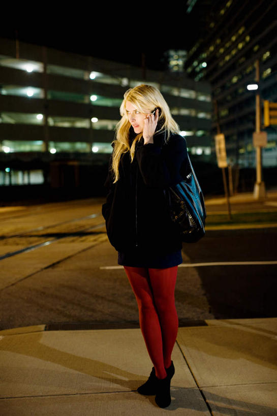 一个人,家,站,说,打电话,竖图,室外,夜晚,正面,讨论,路灯,电话,手机,照明,仅一个女性,仅一个人,握,阴影,服装,光线,影子,房屋,屋子,公寓,灯光,拿,拿着,注视,休闲装,通讯设备,洋房,楼房,住宅,灯,衣服,观察,看,站着,仅一个中年女性,休闲,休闲服,握着,服饰,观看,照亮,察看,照明设备,关注,交流,女人,女性,中年女性,沟通,讲话,交谈,商讨,说话,谈话,通话,站立,彩图,全身,房子