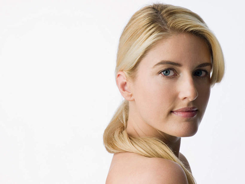 西方人,脸,头,脸颊,一个人,站,笑,微笑,横图,室内,特写,白天,白色背景,侧面,欧洲,欧洲人,仅一个年轻女性,仅一个女性,仅一个人,扭头,注视,裸露,肩膀,观察,看,站着,转头,金色,摄影,影棚,观看,察看,关注,裸,年轻女性,女人,女性,白种人,头部,长发,卷发,脸部,脸蛋,面部,站立,半身,彩图,影棚拍摄,拍摄