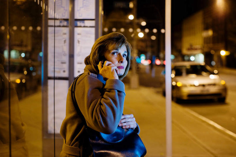 一个人,站,打电话,横图,室外,夜晚,侧面,道路,路,路灯,公路,车站,汽车,电话,手机,照明,仅一个女性,仅一个人,握,阴影,服装,光线,包,皮包,影子,灯光,分界线,停车线,站台,交通,拿,拿着,注视,休闲装,通讯设备,月台,车,灯,衣服,交通工具,轿车,观察,看,站着,仅一个中年女性,休闲,休闲服,握着,服饰,观看,车行道,车行道分界线,单肩包,照亮,察看,照明设备,关注,载具,标线,车行线,交流,女人,女性,中年女性,马路,沟通,通话,站立,半身,彩图