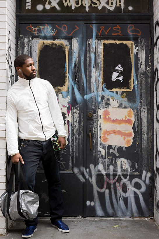 西方人,一个人,站,竖图,室外,白天,正面,抽象,绘画,快乐,满意,幸福,窗户,门,欧洲,非洲,黑人,欧洲人,仅一个男性,仅一个人,仅一个中年男性,握,服装,艺术,包,彩绘,图案,墙,音响,艺术品,古典,音乐,拿,旅行包,拿着,注视,休闲装,文化,娱乐,玻璃窗,墙壁,墙面,衣服,背包,耳机,工艺品,门框,观察,看,品味,站着,享受,休闲,概念,休闲服,放松,握着,服饰,观看,美术,察看,高雅,舒适,享乐,关注,美学,旅游包,图文,男人,男性,中年男性,非洲人,站立,彩图,全身,涂鸦,双肩包