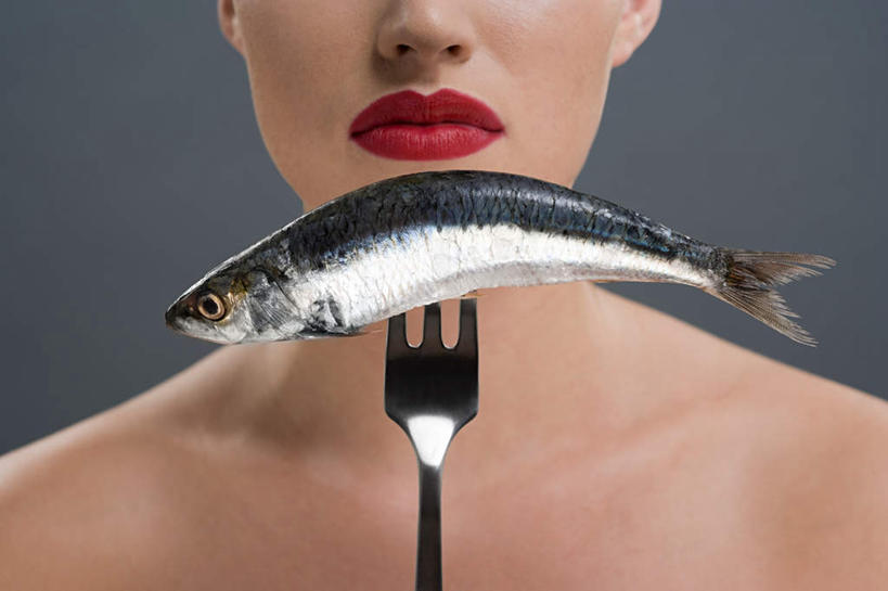 海鲜,西方人,鼻子,嘴,脖子,一个人,横图,室内,特写,白天,正面,化妆,美容,餐具,欧洲,欧洲人,仅一个年轻女性,仅一个女性,仅一个人,一条,护肤,灰色背景,鱼,叉子,水产,鱼类,裸露,肩膀,海洋生物,一个,彩妆,口红,保养,享受,休闲,放松,保健,摄影,影棚,单个,水生动物,海产品,裸,水生物,海底动物,餐叉,养颜,年轻女性,女人,女性,白种人,鼻,鼻孔,脖,颈,颈部,口,口腔,嘴巴,嘴唇,进餐用具,半身,彩图,影棚拍摄,拍摄