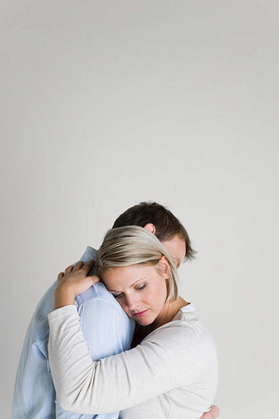 西方人,中年人,两个人,家庭,夫妻,站,抱,竖图,室内,白天,白色背景,侧面,爱情,欧洲,欧洲人,服装,浪漫,注视,休闲装,相视,衣服,观察,看,站着,休闲,温暖,温馨,一家人,面对面,休闲服,恩爱,恋人,摄影,服饰,影棚,抱着,观看,对视,和睦,察看,搂着,关注,相对,相看,男人,男性,女人,女性,中年男性,中年女性,白种人,夫妇,情侣,怀抱,搂,搂抱,相抱,拥抱,站立,半身,彩图,影棚拍摄,拍摄,伴侣,融洽