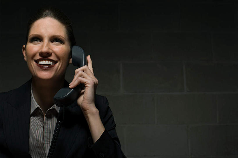 西方人,一个人,商务人士,商务女性,办公室,坐,笑,说,打电话,微笑,露齿笑,横图,室内,夜晚,正面,讨论,电话,欧洲,欧洲人,仅一个年轻女性,仅一个女性,仅一个人,握,阴影,套装,反射,影子,墙,拿,拿着,注视,通讯设备,墙壁,墙面,话筒,观察,看,电话线,握着,观看,察看,关注,商务装,工薪阶层,交流,年轻女性,女人,女性,白种人,白领,上班族,电话机,沟通,讲话,交谈,商讨,说话,谈话,通话,坐着,半身,彩图