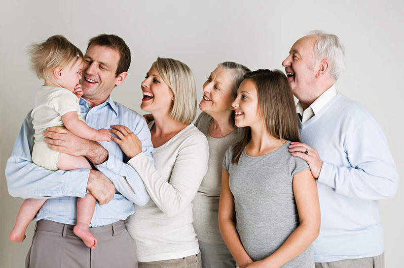 西方人,儿童,老年人,母亲,父亲,女儿,祖母,祖父,三代同堂,站,抱,笑,微笑,露齿笑,横图,室内,白天,白色背景,正面,纯洁,欧洲,欧洲人,服装,许多人,注视,休闲装,祖孙三代,小孩,衣服,观察,看,站着,一群人,休闲,温暖,温馨,父女,母女,休闲服,父爱,可爱,母爱,童年,童趣,摄影,服饰,影棚,奶奶,爷爷,抱着,观看,祖孙,和睦,察看,搂着,关注,童真,烂漫,无邪,外婆,外孙女,外祖母,外公,外祖父,天真,老年男性,老年女性,男人,男性,年轻男性,年轻女性,女孩,女人,女性,白种人,孩子,年轻人,全家福,孙女,怀抱,搂,搂抱,相抱,拥抱,站立,半身,彩图,影棚拍摄,拍摄,融洽,女生,爸爸,多代同堂,妈妈